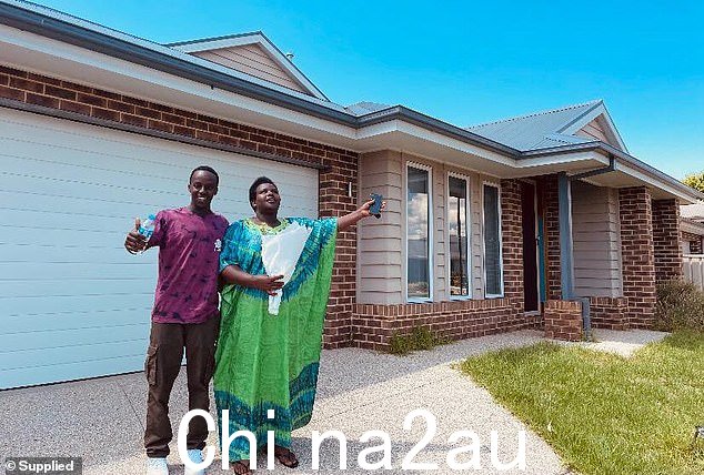 Peri Ndakize,20 岁,最近获准在 Wodonga 镇买房,该镇位于墨尔本东北部约 300 公里处,位于新南威尔士州和维多利亚州的边界(图为一层房屋)