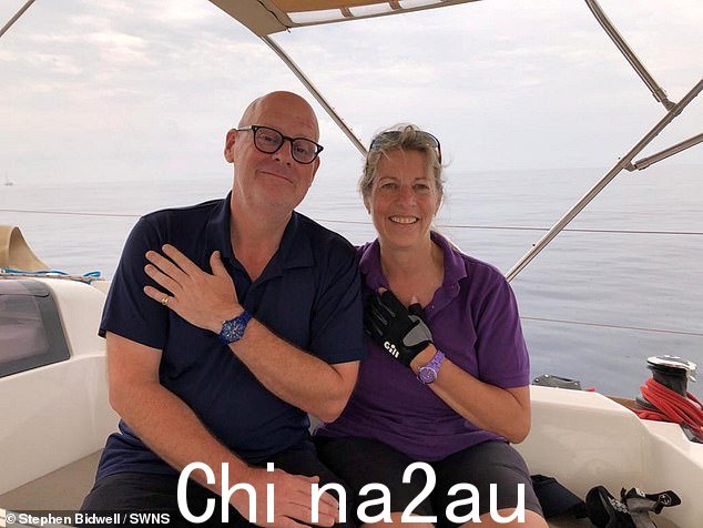 Janet Morris 和 Stephen Bidwell,来自剑桥,在他们的船被一群逆戟鲸袭击时正在摩洛哥海岸享受航行课程
