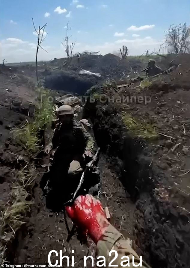 在剪辑中,一名俄罗斯士兵在被乌克兰战士逼到墙角时扔了一枚手榴弹,然后弹片撕裂了 Stas 的手