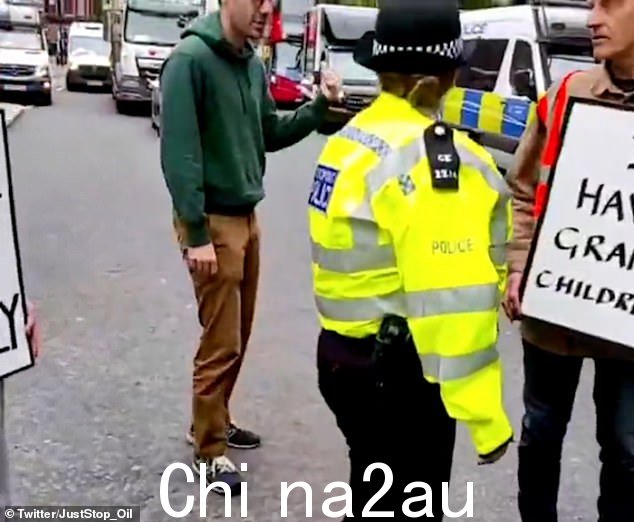 可以看到丈夫接近 Just Stop Oil 激进分子,他要求他们允许他和他的妻子通过