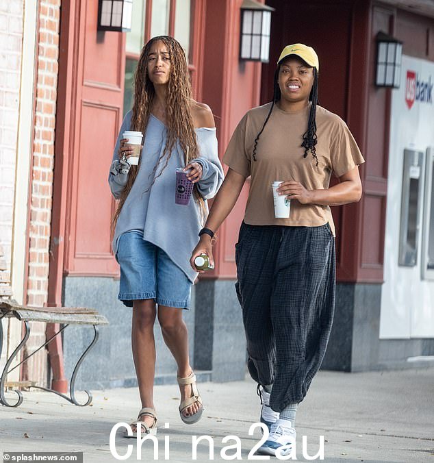 Malia 的装束与她一周前在 Sasha 姐姐的毕业典礼上迷人的起床形成鲜明对比