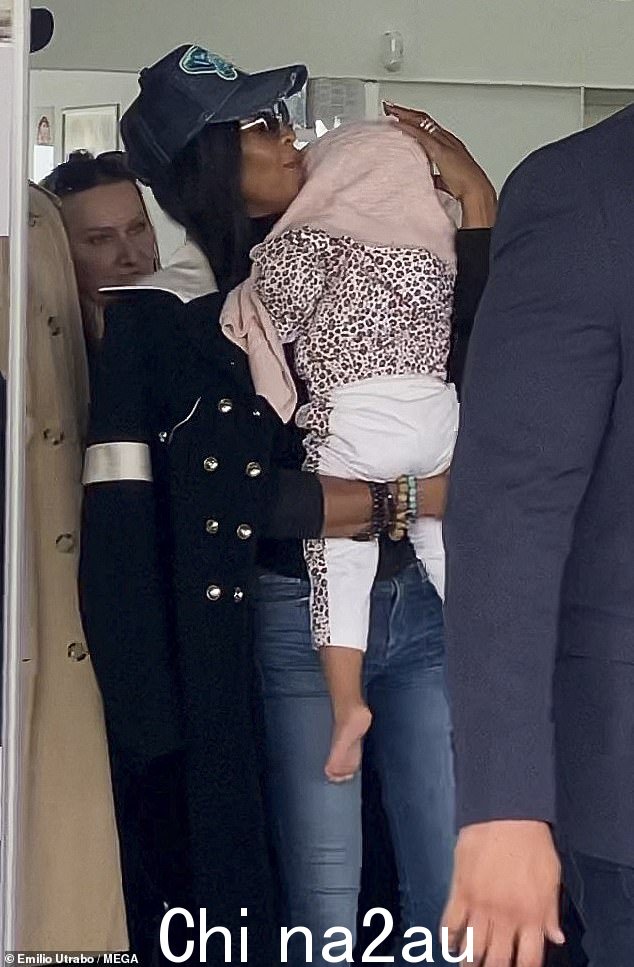 Heartwarming:看到Naomi被触摸后在巴塞罗那星期五和她的小女儿