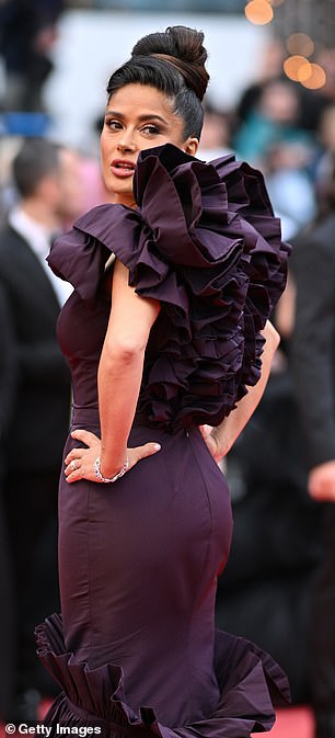 漂亮的紫色：裙子的背面展示了令人印象深刻的荷叶边细节