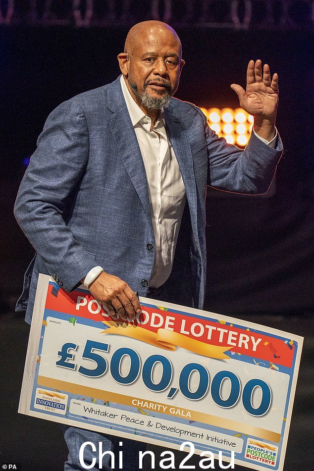 61 岁的演员 Forest Whitaker 在爱丁堡领取了一张 500,000 英镑的支票,用于他的慈善机构惠特克和平与发展倡议 (WPDI)