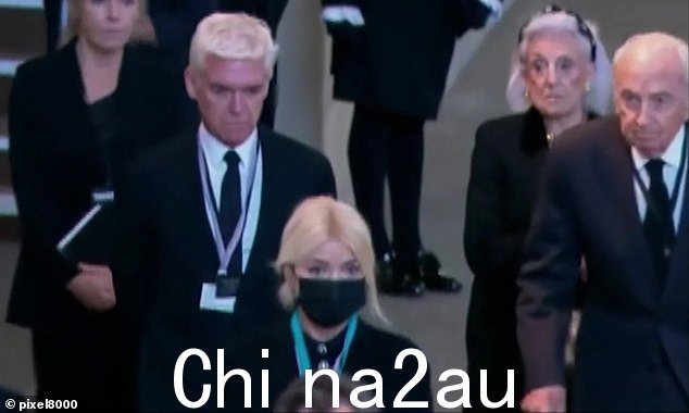 主持人被指控去年在女王安息时插队,他们否认了这一点,说他们正在工作