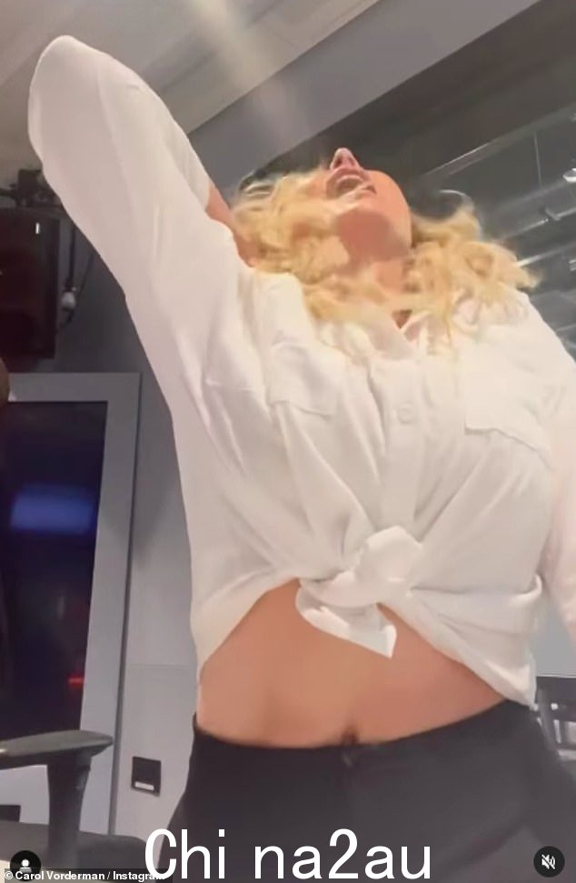Midriff:她还从她绑在底部的白衬衫上瞥见了她健美的腹肌