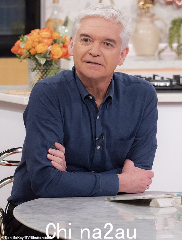 新举措:这一消息是在 61 岁的菲利普·斯科菲尔德 (Phillip Schofield) 透露他已于今早辞职几个小时后传出的,消息人士称,他和“长期不和”的霍莉·威洛比 (Holly Willoughby) 在一次私下谈话中宣布休战。这笔交易将确保他获得新的个人演出
