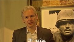 斯特拉·阿桑奇 (Stella Assange) 透露，朱利安·阿桑奇 (Julian Assange) 穿破了两双运动鞋，他在牢房里来回走动，以对抗“极度孤立的感觉”