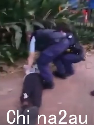 他采用了'扫腿'的策略将他猛击到地上，这个动作并没有明确教给新南威尔士州警察。图片：卫报。