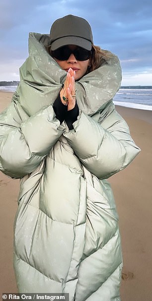 海滩生活：在她的 Instagram 页面的其他地方，Rita 在海滩上散步