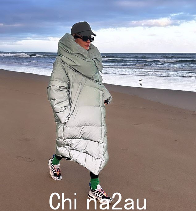 漫步:Rita 沿着海岸线前进时看起来很酷