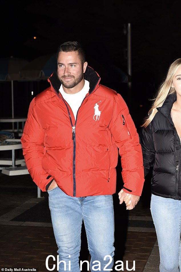 Harrison, 32、选择了舒适的着装红色 Ralph Lauren Polo 连帽衫和牛仔裤