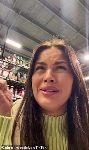 一位年轻女士对一袋薯片的价格感到震惊