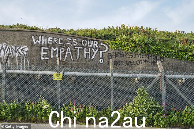 '我们的同理心在哪里?毕比斯德哥尔摩在这里不受欢迎,'被涂鸦在墙上