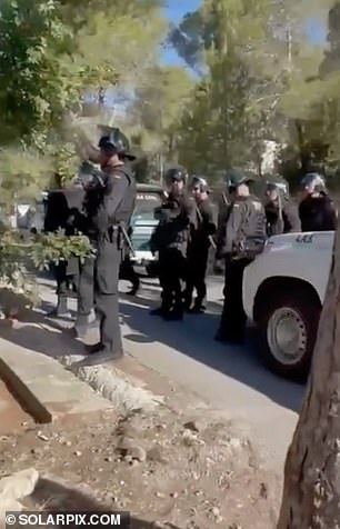 西班牙国民警卫队准备突袭苏菲被擅自占地者侵占的度假屋