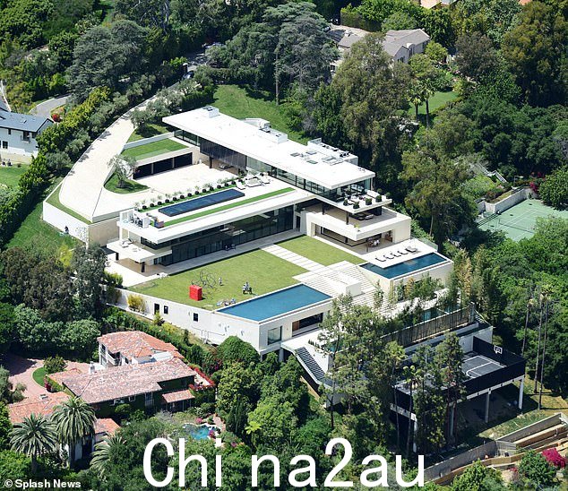 现在价值 1 亿美元!出生于休斯顿的 41 岁和出生于布鲁克林的 53 岁仍然认为他们在 Bel-Air 的住所是“家”,因为它离朋友和他们三个孩子的学校更近,而马里布将成为他们的“周末之家”直到他们转为全职” class=
