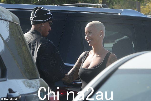 '我被抓了':Amber 于 2021 年 8 月结束了与 A.E. 的三年恋情,原因是他指控他用“12 个流浪汉”欺骗了她,他在 Instagram 直播中或多或少地证实了这一点DJ Big Von