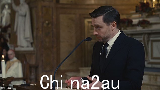 一个情绪化的罗马人摸索着他的notes as he tried to give the eulogy