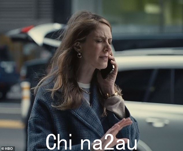 Kendall 的前妻 Rava(Natalie Gold)打电话给他,让他知道她担心内乱,并且不会和他们的两个孩子 Sophie 一起参加葬礼,商店的窗户都被挡住了and Iverson