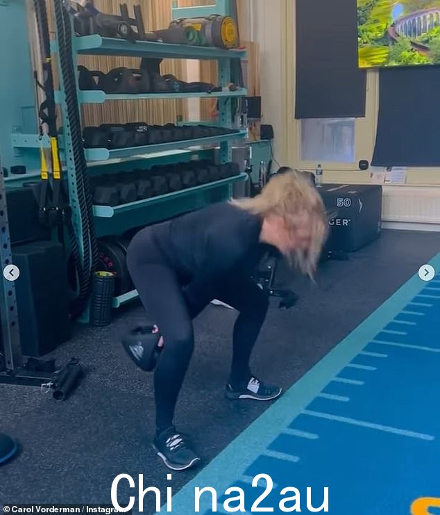 Go get 'um! Carol Vorderman 在周日早上去健身房锻炼身体时受到了粉丝的称赞,她在她的 Instagram 页面上分享了这一点