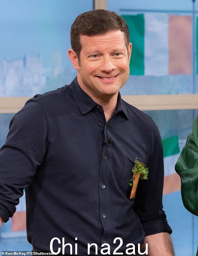 X Factor 前任主持人 Dermot O'Leary(如图)是“Holly 的好朋友”并且被认为是领跑者