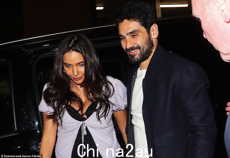 俱乐部队长 Ilkay Gundogan 和他的妻子 Sara Arfaoui 一起参加了曼城的夺冠庆典,看起来精神很好