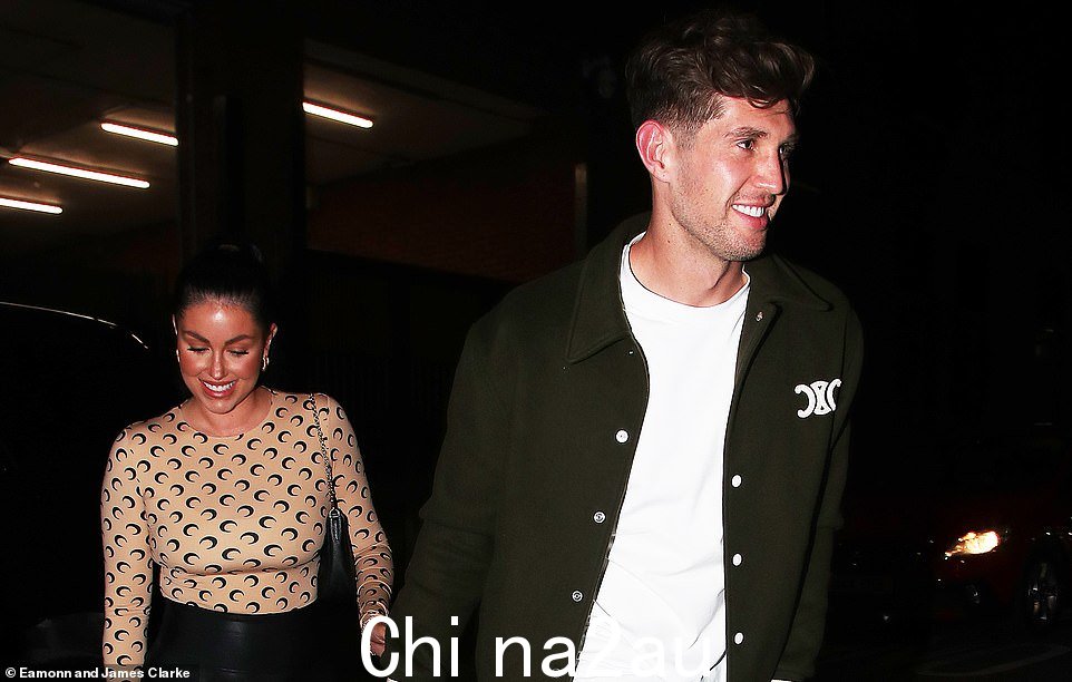 John Stones 在与他的搭档 Olivia Naylor(左)合影时对着镜头微笑