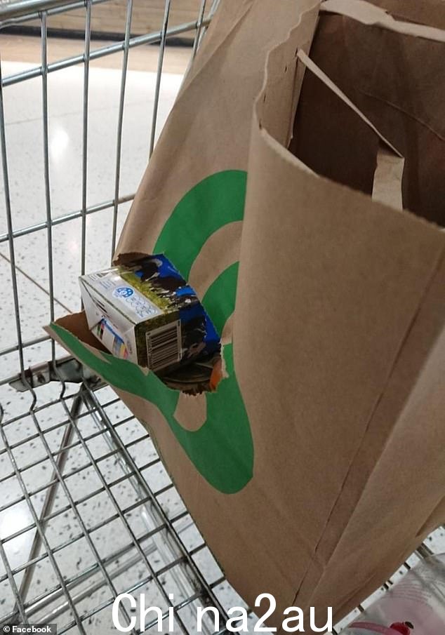 愤怒的 Woolworths 顾客在社交媒体上抱怨用纸质购物袋代替塑料购物袋很容易破