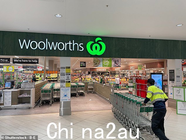 一个人正在使用 Woolworths 送货上门声称他被收取 2 美元的纸袋费用