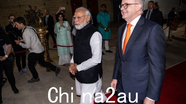阿尔巴尼斯总理和莫迪总理在周二晚上的一场活动中进入场馆前在场外会面,人群中一片欢呼。照片:Wolter Peeters