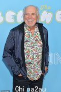 76 岁的吉米·巴菲特 (Jimmy Buffett) 在短暂住院后回家