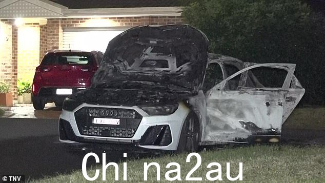 第二辆车,轿车,也在附近着火(如图)