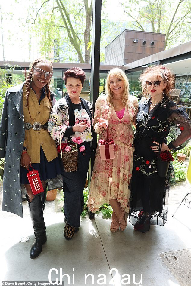 摆个姿势:Susan Bender Whitfield、Lulu、Helen Fielding 和 Helena 合影留念