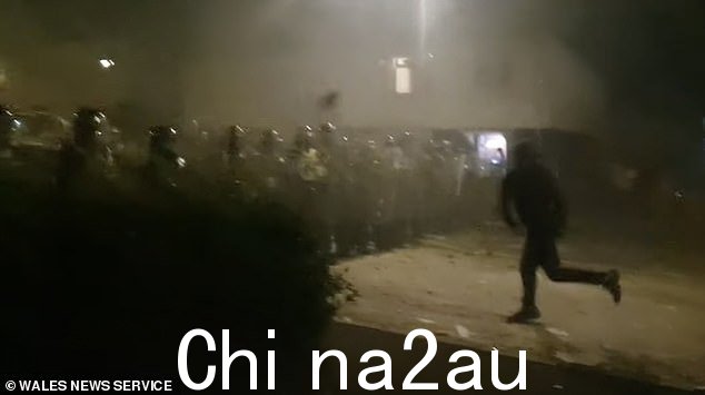 有人看到暴徒向防暴警察投掷导弹,包括砖块