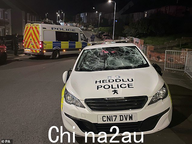 一辆挡风玻璃被砸碎的警车