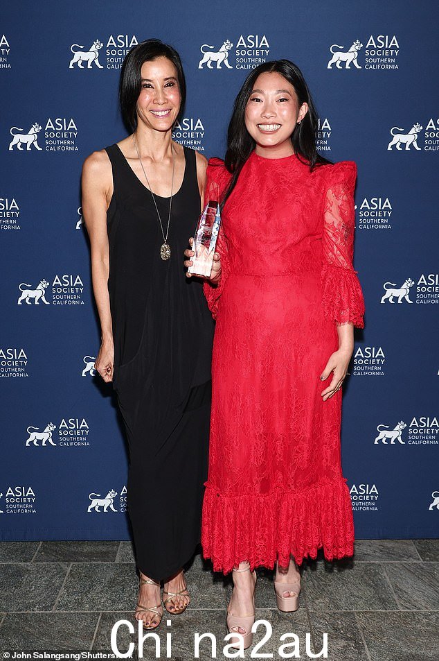 超级巨星!她还与 Lisa Ling 分享了聚光灯