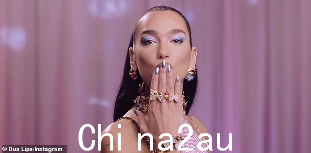 Versace-clad 美女:Lipa 然后在背景中播放她的迪斯科流行歌曲片段时对着镜头飞吻