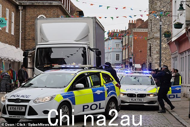 动作:武装警察在肯特镇拍摄时包围了一辆卡车