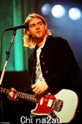 Kurt Cobain 的破吉他在拍卖行以惊人的 595,900 美元成交