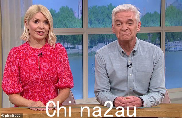 CHRISTOPHER STEVENS:直到星期六 Phil(右)被残酷解雇,以及 Holly Willoughby(左)两周的休息时间,Alison 和 Dermot 才期望主持本周的节目 - 而且一本 150 分钟的现场杂志需要大量的填充