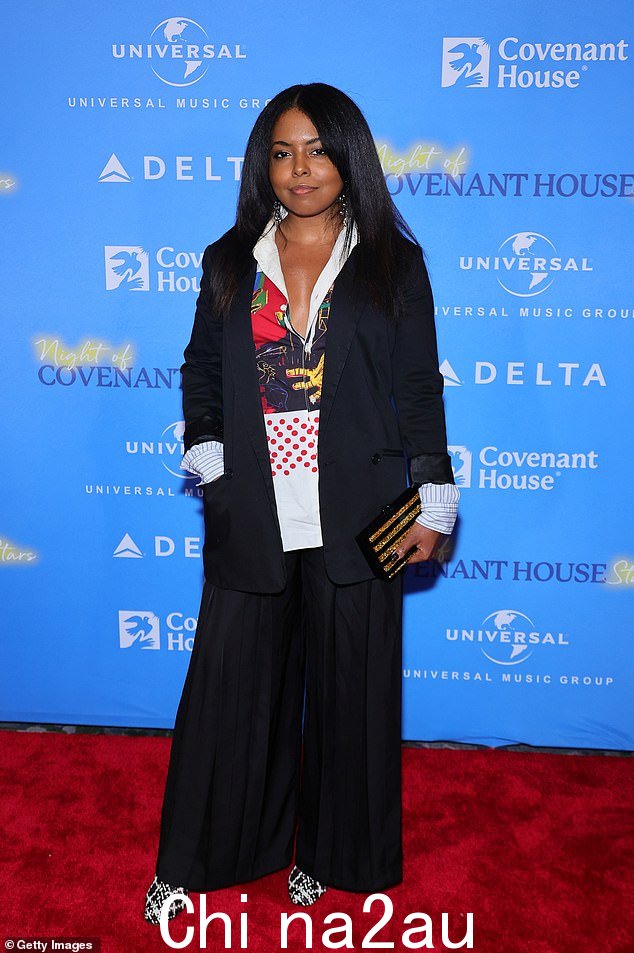 时尚:The Woman King 女演员 Adrienne Warren 穿着一条宽松的黑色褶皱长裤和黑色西装外套