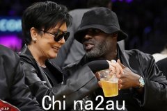 Kris Jenner 和 Corey Gamble 在洛杉矶湖人队的季后赛比赛中支持“爱老鼠”Tristan Thompson