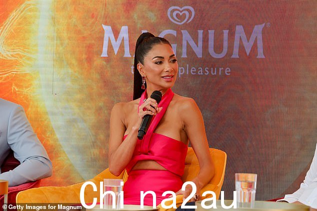 时尚:Nicole 散发着迷人的亮粉色搭配,搭配低胸紧身露脐上衣和配套的中长裙 - 完美贴合她的身材