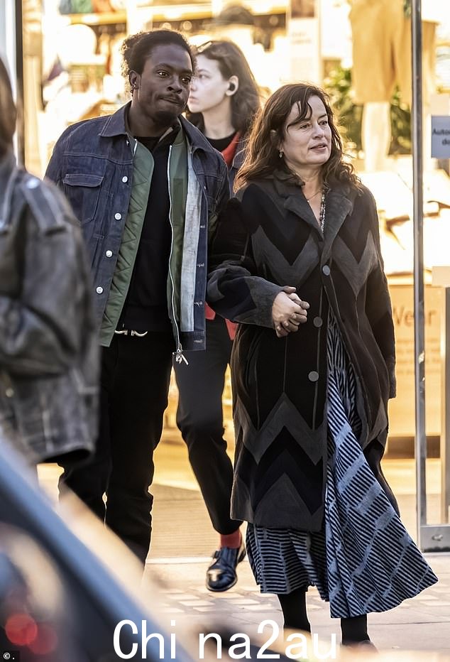 Jade Jagger 在认罪协议后因在伊维萨岛发生的一起事件拒捕和伤人而被判罚款 1,200 英镑。她的男友 Anthony Hinkson(上个月在伦敦合影)已经在伊维萨镇的闭门听证会上被判处四个月缓刑