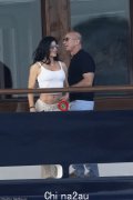 Jeff Bezos 和 Lauren Sanchez 订婚了，用一枚巨大的钻石戒指来敲定交易