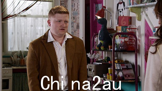 关注:这位 29 岁的演员在 ITV 肥皂剧中扮演 Chesney Brown 已有 20 多年,但仍然担心被裁员(肥皂剧上的照片)