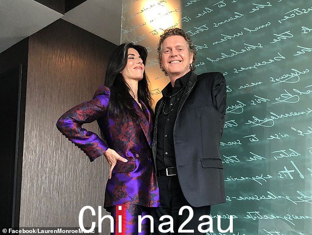 里克·艾伦(右)与他的妻子、歌手劳伦·梦露(左)合影,据称她在三月份与艾伦一起在安全的地方进行康复,专注于healing'