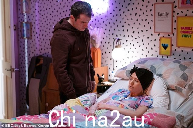试图提供帮助:Ben Mitchell (Max Bowen) 已经前往美国,相信他可以为 Lola 安排一些最后一刻的治疗