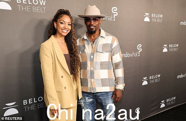 Corinne Foxx 和 Jamie Foxx 将于 2022 年 10 月 1 日在美国加利福尼亚州洛杉矶参加纪录片 Below The Belt 的首映式