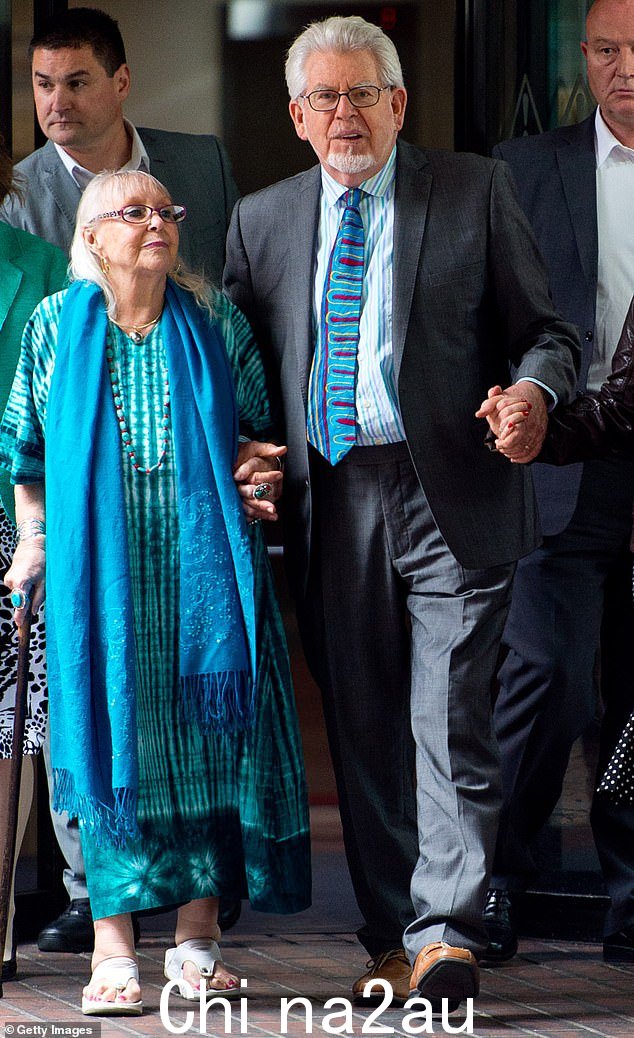 他的妻子 Alwen,91 岁,是一名珠宝商和雕塑家,因老年痴呆症而坐在轮椅上,但这对夫妇于 1958 年结婚并拥有一个孩子,在全天候照顾的帮助下一起生活